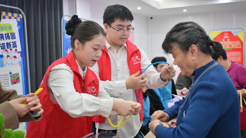 湖北大學“藝術夢工廠”走進社區 以美育人，校地共建開啟志愿服務新篇章